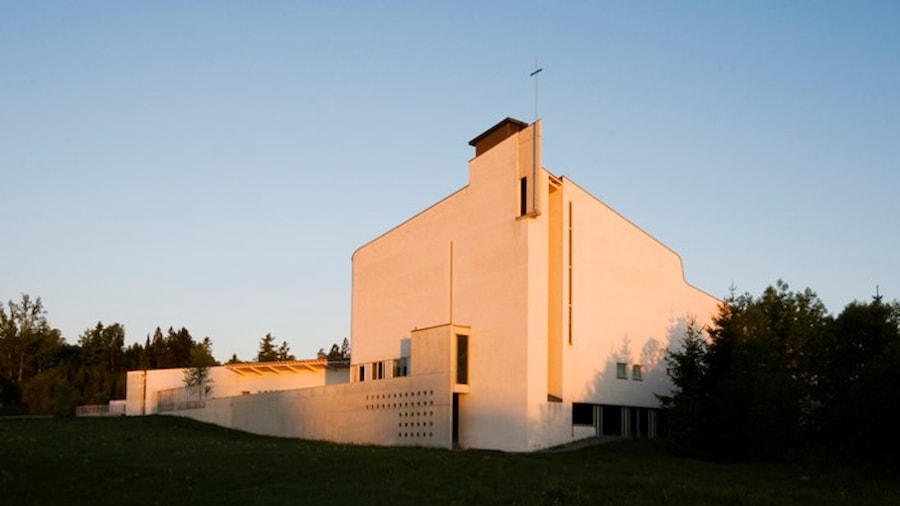 Vardåsen kirke i kveldslys